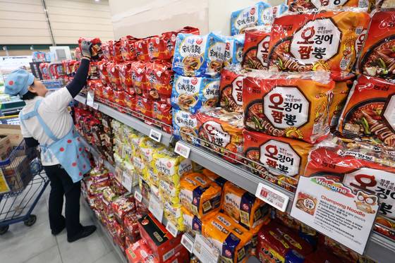 8일 서울의 한 대형마트에서 직원이 라면을 정리하고 있다. 뉴스1