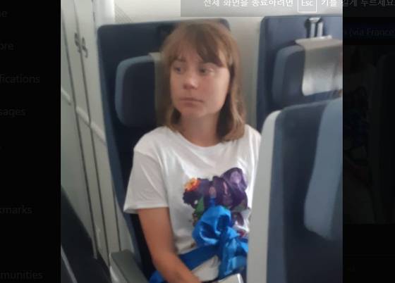 추방 비행기편 탄 그레타 툰베리. 사진 이스라엘 외무부