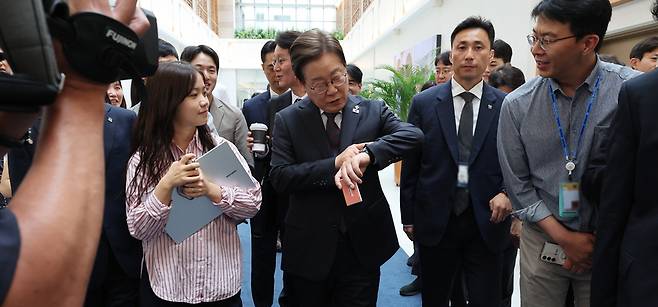 ‘불통’으로 평가받던 전임 대통령을 뒤로하고, 이재명 대통령의 언론 소통 행보는 앞으로 어떻게 될까. 대통령실 출입 기자들은 새 브리핑 방침에 우려를 표하면서도 소통 확대에 대한 기대감을 드러냈다. 사진은 10일 이 대통령이 서울 용산구 대통령실 청사에서 취재진들과 대화하는 모습. /뉴시스