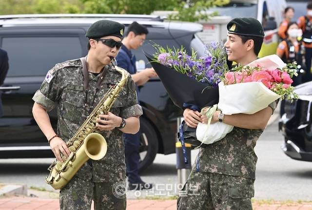 ▲ 세계적인 아이돌그룹 방탄소년단(BTS) 멤버 뷔와 RM의 전역일인 10일 춘천시 신북읍 체육공원에서 뷔와 RM이 만화 ‘명탐정 코난’의 주제곡을 연주하며 등장하고 있다. 방도겸 기자