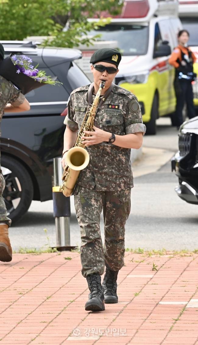 ▲ 세계적인 아이돌그룹 방탄소년단(BTS) 멤버 뷔와 RM의 전역일인 10일 춘천시 신북읍 체육공원에서 RM이 만화 ‘명탐정 코난’의 주제곡을 연주하며 등장하고 있다. 방도겸 기자