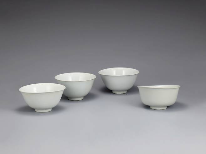 이건희 회장이 기증한 백자 천지현황명발.