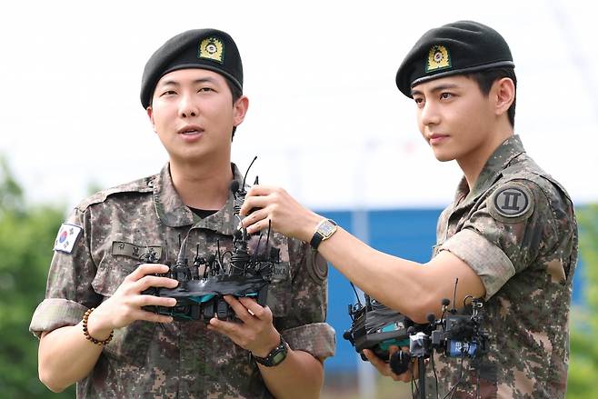 방탄소년단(BTS)의 RM(오른쪽)이 10일 오전 강원도 춘천시 신북읍 체육공원 축구장에서 군 복무를 마친 뒤 인터뷰를 하고 있다. 사진=뉴스1