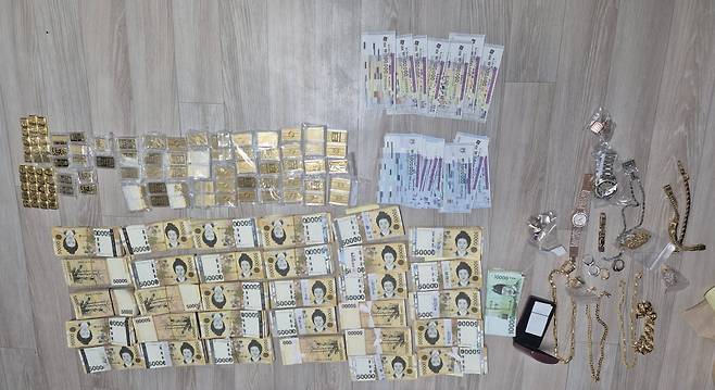 국세청이 고액상습체납자 710명을 대상으로 재산추적에 나섰다고 10일 발표했다. 사진은 이들이 숨겼다가 추징당한 현금과 금괴, 귀금속, 수표 등의 재산. 국세청 제공