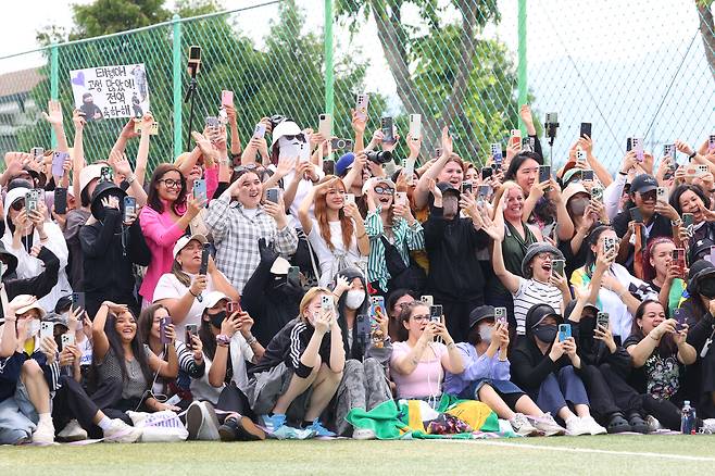 BTS fans welcome RM and V at a sports park in Chuncheon, Gangwon Province, Tuesday. (Yonhap)