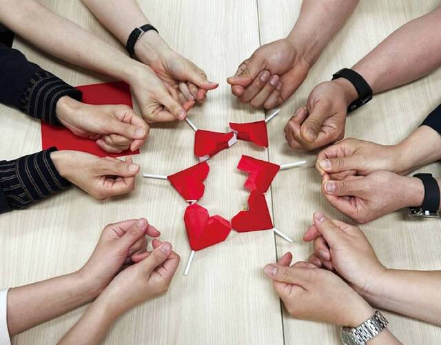 ‘제16회 끌림’ 참가자들이 지난달 31일 색종이와 막대사탕으로 ‘하트 사탕’을 만든 뒤 손가락 하트와 함께 기념사진을 촬영하고 있다. 하트 사탕은 가장 마음에 드는 이성에게 전달됐다. 여의도순복음교회 제공