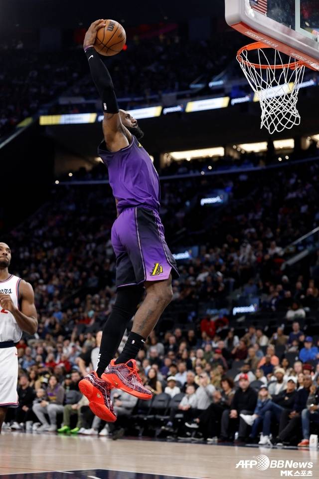 비록 화려하지는 않더라도 자신만의 기술 없이 통산 5만 득점을 할 수는 없다. 르브론 제임스는 NBA 역사상 가장 많은 점수를 상대로부터 빼앗은 선수이며 이는 부정할 수 없는 사실이다. 사진=AFPBBNews=News1