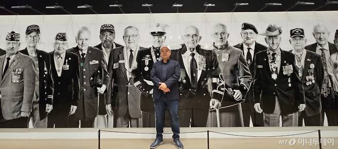 10일 서울 강남구 'SJ 쿤스트할레'에서 열린 '프로젝트 솔져 : 한국여행 참전용사를 찾아서' 특별전에서 라미 현 작가가 포즈를 취하고 있는 모습. / 사진 = 오진영 기자