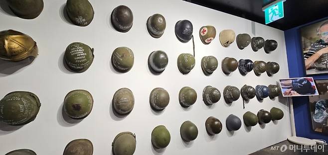 10일 서울 강남구 'SJ 쿤스트할레'에서 열린 '프로젝트 솔져 : 한국여행 참전용사를 찾아서' 특별전에 전시된 헬멧. 한국전쟁 당시에 실제로 사용되던 물품들을 모았다. / 사진 = 오진영 기자