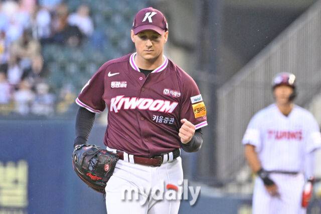 14일 서울 잠실야구장에서 열린 '2025 신한 SOL BANK KBO리그' 키움 히어로즈와 LG 트윈스 경기. 키움 선발 로젠버그가 2회말 2사 만루에 LG 이주헌을 삼진으로 잡은 뒤 기뻐하고 있다./마이데일리