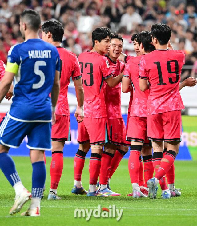 10일 오후 서울 상암동 서울월드컵경기장에서 2026 국제축구연맹(FIFA) 북중미 월드컵 아시아지역 3차 에선 대한민국과 쿠웨이트의 경기가 열렸다. 전진우가 전반전 골을 넣고 동료들의 축하를 받고 있다./사진 = 유진형 기자