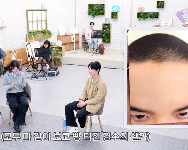 도경수가 과거 찍었던 포토카드 사진을 보고 짜증을 냈다. / 유튜브 '아이유의 팔레트' 캡처