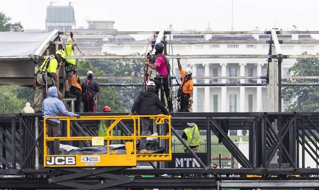 지난 8일(현지시간) 미국 워싱턴DC 백악관 인근에서 도널드 트럼프 대통령이 열병식을 관람할 무대를 설치하고 있다. 연합뉴스