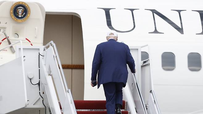 에어포스원에 오르는 도널드 트럼프 미국 대통령. 연합뉴스