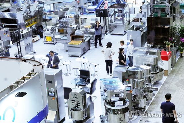 10일 경기 고양 킨텍스에서 열린 ‘서울푸드 2025’에서 주방 및 식품 산업의 자동화 기기들이 전시돼 있다.연합뉴스