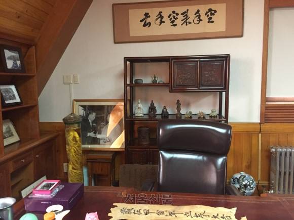 2017년 6월 서울 종로구 수송동 OCI미술관에서 열린 특별기획전 ‘그 집’에서 공개된 고 이회림 OCI그룹 창업주의 방. 서울신문 DB