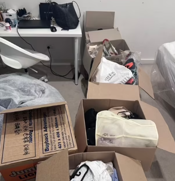 호주에서 휴가를 마치고 돌아온 한 여성이 자신의 집에서 상의를 벗은 낯선 남성을 마주치는 황당한 일이 벌어졌다. 해당 남성은 여성의 집에 무단 침입해 일주일간 거주한 것으로 드러났다. 데누라 류