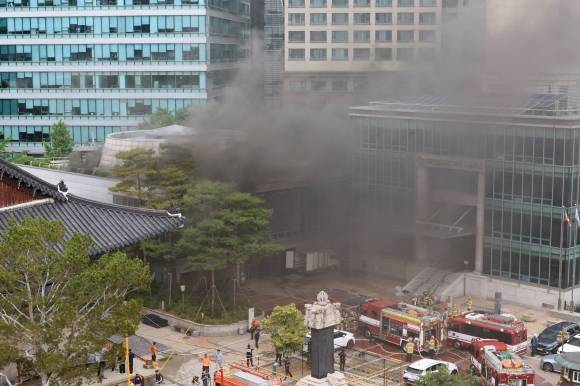 조계사 옆 불교중앙박물관서 치솟는 연기 - 10일 서울 종로구 조계사 대웅전 옆 한국불교역사문화기념관 국제회의장에서 화재가 발생해 연기가 치솟고 있다. 2025.6.10 연합뉴스