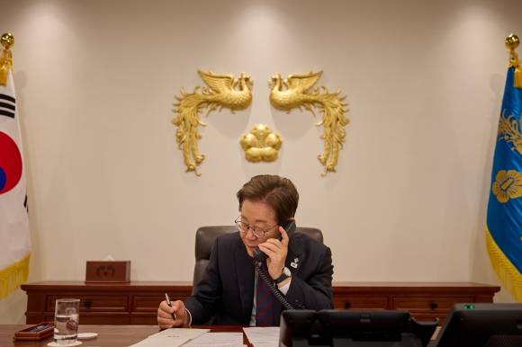 이재명 대통령이 10일 서울 용산 대통령실 청사 집무실에서 시진핑 중국 국가주석과 전화 통화를 하고 있다. 2025.6.10 대통령실 제공