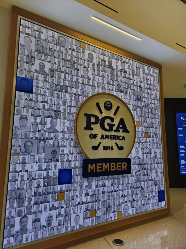 PGA 오브 아메리카 회원들의 사진이 담긴 대형 디지털 보드.