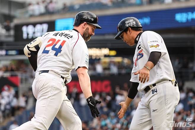 NC 데이비슨(왼쪽)은 부상에서 회복한 뒤 홈런 페이스를 끌어올리고 있다. 그는 지난해 홈런왕으로서 2년 연속 홈런왕에 도전한다. 사진제공|NC 다이노스