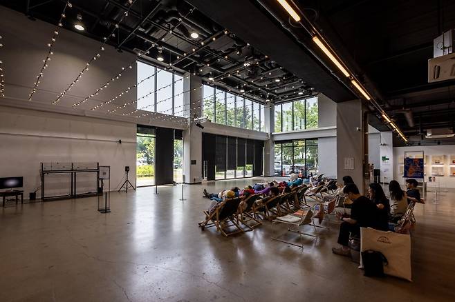 노들섬의 문화공간 중 하나인 노들서가. . 나만의 책을 만들거나 준비된 도서를 편하게 앉아 읽을 수 있도록 공간을 꾸몄다 사진제공|서울관광재단