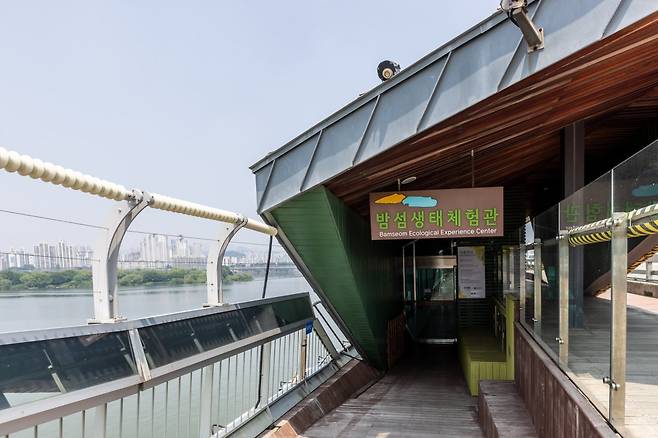 마포대교에 있는 밤섬생태체험관. 전망대 망원경으로 밤섬 생태를 관찰하거나, 섬의 동식물을 배우는 체험 프로그램을 운영하고 있다 사진제공|서울관광재단
