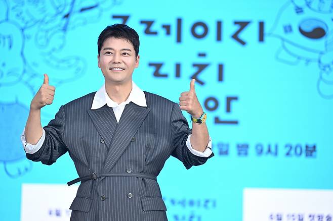 방송인 전현무가 10일 오전 서울 여의도 KBS 별관에서 열린 KBS2 예능 ‘크레이지 리치 코리안’ 제작발표회에 참석해 포즈를 취하고 있다. 사진 KBS