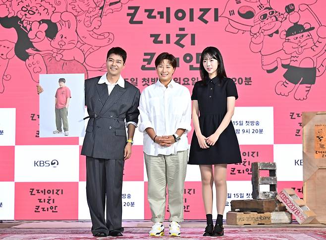 방송인 전현무(왼쪽부터), 박세리, 지예은이 10일 오전 서울 여의도 KBS 별관에서 열린 KBS2 예능 ‘크레이지 리치 코리안’ 제작발표회에 참석해 포즈를 취하고 있다. 사진 KBS