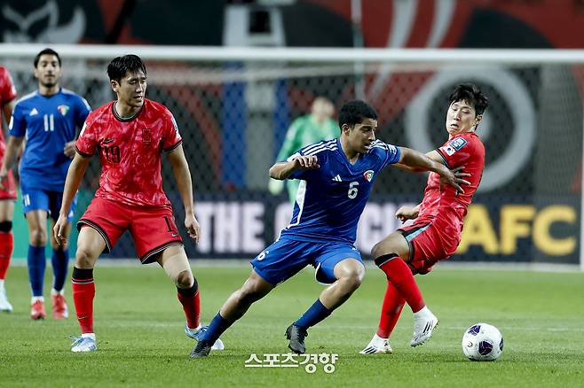 한국 축구대표팀 이강인이 10일 서울월드컵경기장에서 열린 2026 북중미 월드컵 아시아 3차 예선 B조 10차전 쿠웨이트와의 경기에서 볼 경합을 하고 있다. 2025.06.10 문재원 기자