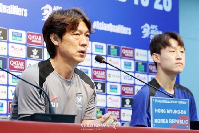 축구국가대표 홍명보 감독이 9일 서울월드컵경기장에서 북중미월드컵최종예선 쿠웨이트전을 앞두고 부주장 이재성과 공식기자회견을 하고 있다. /사진=강영조 선임기자
