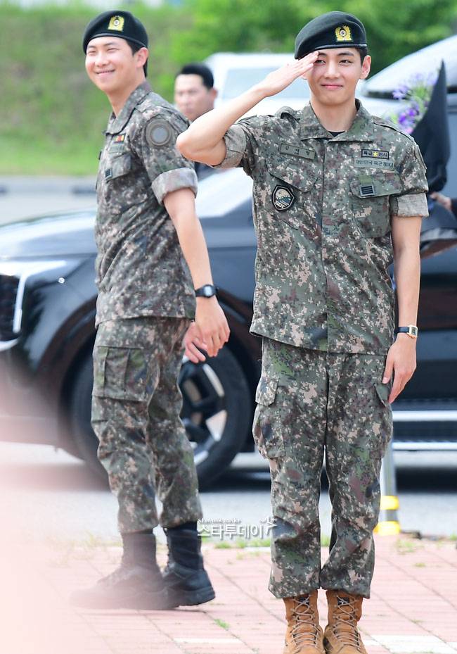 전역 소감을 전한 뒤 자리를 이동하는 방탄소년단 RM과 뷔. 사진ㅣ유용석 기자