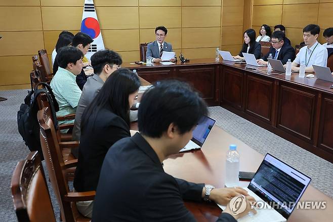 기자간담회하는 김민석 총리 후보자 (서울=연합뉴스) 이정훈 기자 = 김민석 국무총리 후보자가 10일 서울 종로구 통의동 청문회 준비단 사무실에서 기자간담회를 하고 있다. 2025.6.10 uwg806@yna.co.kr