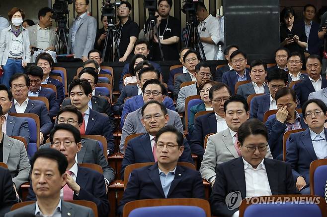 국민의힘 의총 (서울=연합뉴스) 박동주 기자 = 전날 서울 여의도 국회에서 열린 국민의힘 의원총회에서 의원들이 원내대표직 사퇴를 선언한 국민의힘 권성동 원내대표의 발언을 듣고 있다. 2025.6.9 pdj6635@yna.co.kr