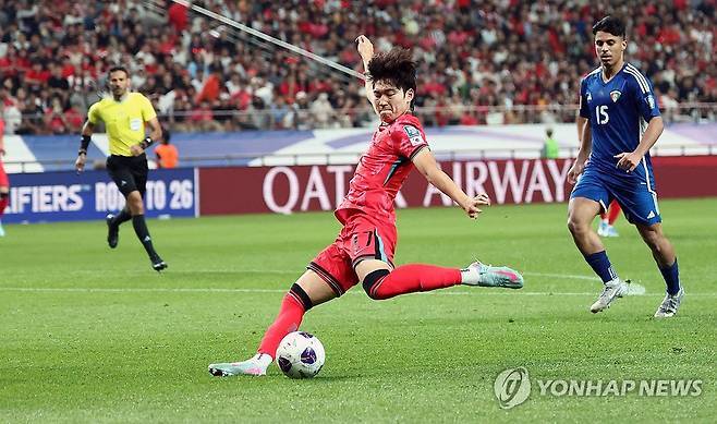 슛하는 배준호 (서울=연합뉴스) 김인철 기자 = 10일 서울월드컵경기장에서 열린 2026 북중미 월드컵 아시아 3차 예선 최종전 한국과 쿠웨이트의 경기. 한국 배준호가 슛을 시도하고 있다. 2025.6.10 yatoya@yna.co.kr