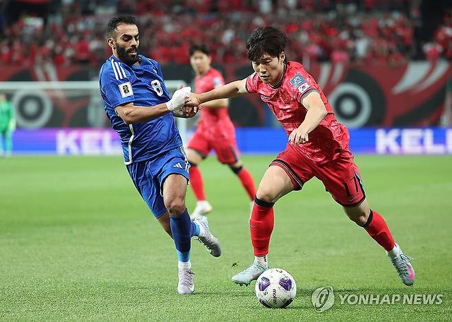 배준호, 드리블 (서울=연합뉴스) 김성민 기자 = 10일 서울월드컵경기장에서 열린 2026 북중미 월드컵 아시아 3차 예선 최종전 한국과 쿠웨이트의 경기. 한국 배준호가 드리블하고 있다. 2025.6.10 ksm7976@yna.co.kr