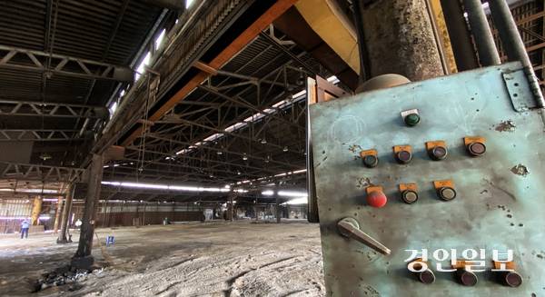 업계 불황과 세금, 규제 등으로 가업승계를 포기하고 사실상 문을 닫은 인천 기계산업단지 내 한 철강업체 공장 내부가 텅 비어있다. 2025.6.9 /조재현기자 jhc@kyeongin.com
