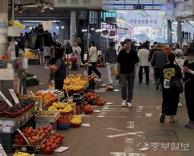 11일, 계양구 병방동에 소재한 계양산전통시장. 일부 점포에서 황색 실선 너머 도로까지 판매 물품들을 진열해놓았다. 사진=노선우 기자