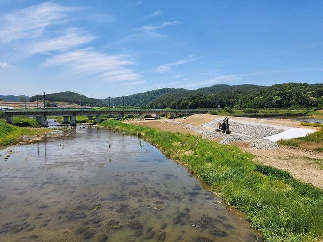 11일 지난해 집중호우로 무너졌던 갑천 제방 복구 작업이 이뤄지고 있는 모습이다. (사진=정바름 기자)