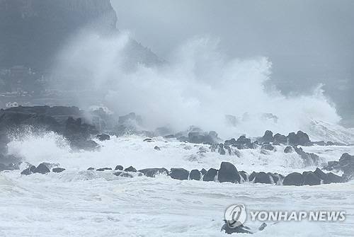태풍 종다리가 북상하던 지난해 8월 20일 제주 서귀포시 안덕면 사계리 해안에 거센 파도가 밀려오고 있다. /연합뉴스