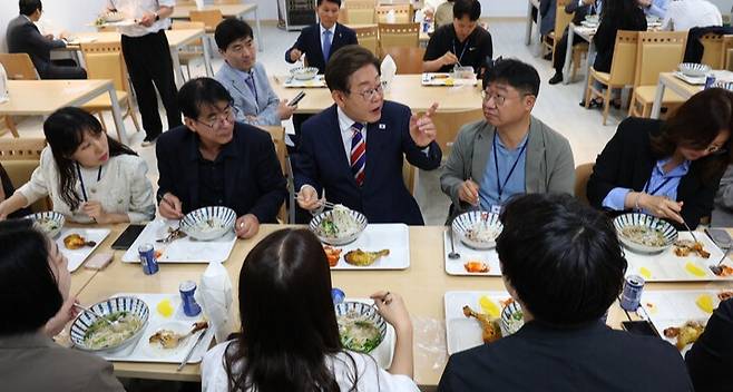 이재명 대통령이 11일 서울 용산 대통령실 기자식당에서 출입기자들과 점심식사를 하고 있다. 대통령통신사진기자단