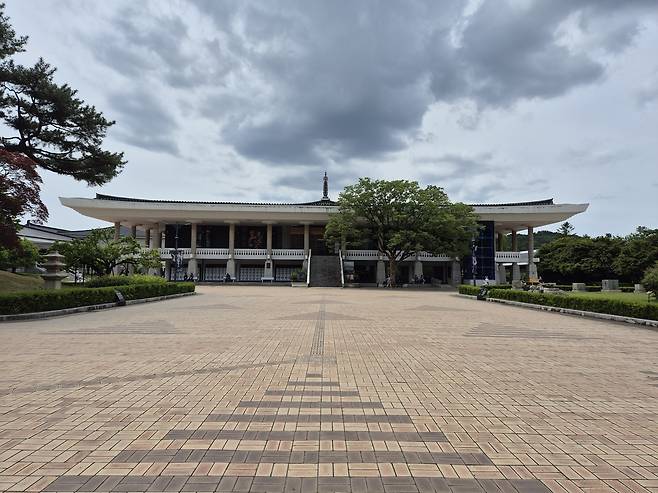 국립경주박물관 신라역사관. 신라역사관은 자체로 하나의 서사다. 끝없이 푸른 하늘 아래, 지붕은 좌우로 길게 뻗어 유연한 곡선을 자랑한다.