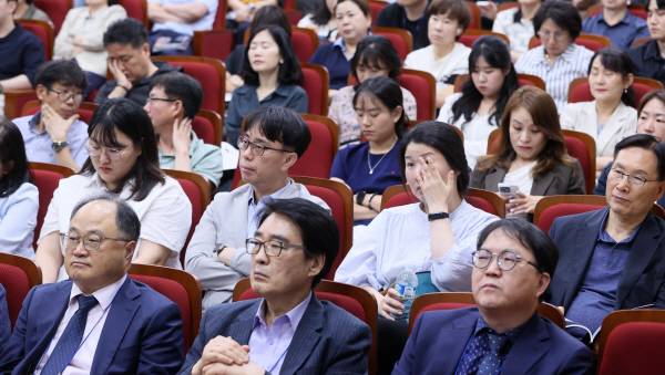 11일 오후 구미시 IT의료융합기술센터에서 열린 2025 경북포럼 '트럼프 2.0 시대, 국제경제질서 변동과 대응전략' 에서 참석자들이 경청하고 있다. 정훈진 기자 jhj131@kyongbuk.com