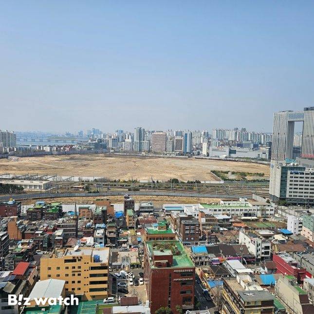 서울 한강로3가 일대 '용산정비창 전면1구역'과 그 뒤 용산국제업무지구 부지 전경/사진=HDC현대산업개발 제공