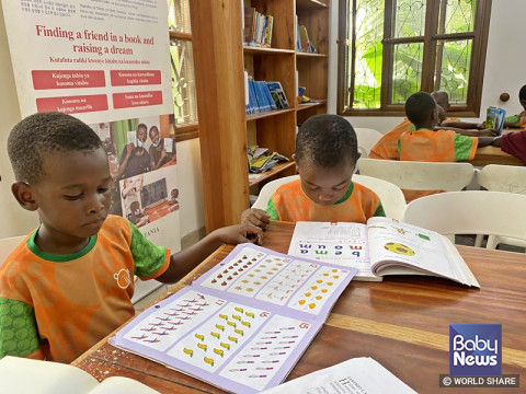 지역아동센터 아동들이 센터 수업에서 교재를 보고 있다. ⓒ월드쉐어