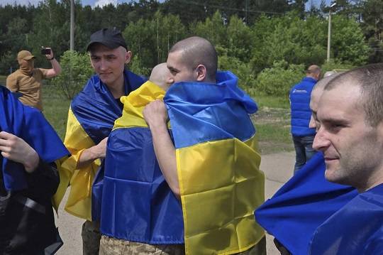 현지시각 9일 우크라이나 체르느히우에서 러시아와의 포로 교환으로 석방된 우크라이나 군인들이 서로 포옹하고 있다. 러시아와 우크라이나는 25세 미만과 중상자 포로를 교환했다. (출처=AP/뉴시스)