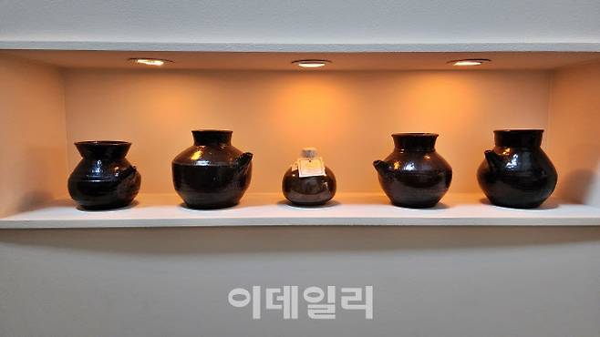 한식레스토랑 콩두에 전시중인 씨간장