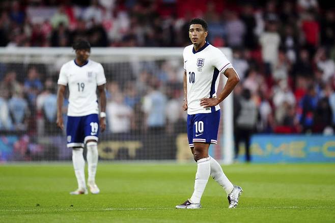 잉글랜드 축구대표팀이 세네갈에게 1-3 역전패를 당한 뒤 주드 벨링엄(10번)이 실망감을 감추지 못하고 있다. 사진=AP PHOTO