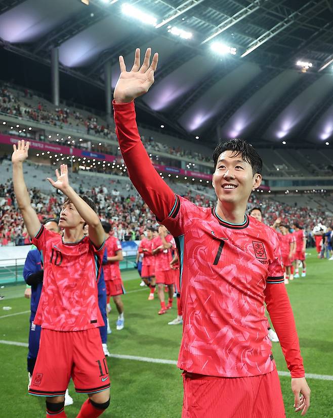 10일 쿠웨이트와 경기 종료 후 팬들을 향해 손을 흔드는 손흥민(오른쪽)
