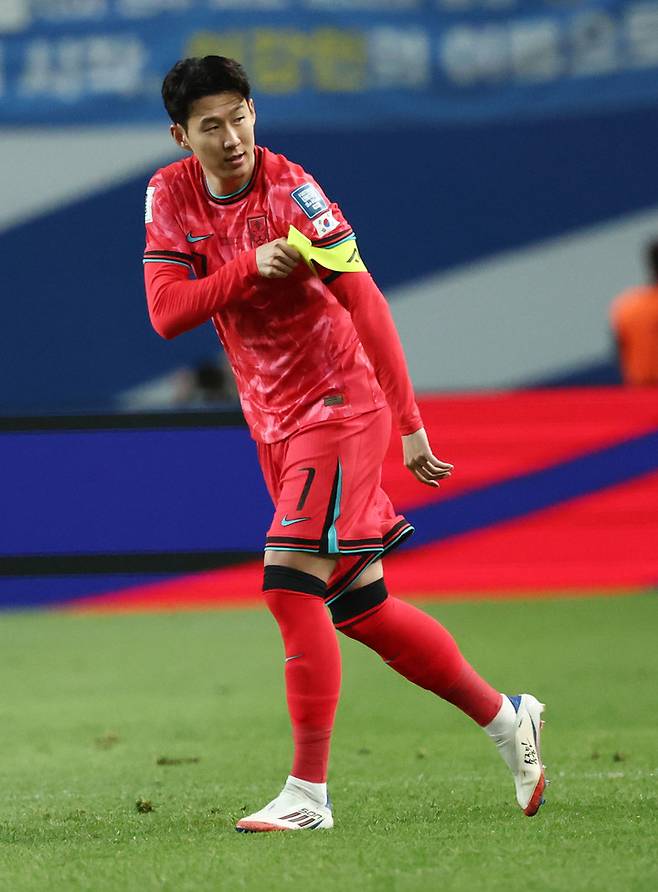 10일 서울월드컵경기장에서 열린 북중미 월드컵 아시아 예선 10차전 쿠웨이트전에 후반 교체 투입돼 주장 완장을 차는 손흥민